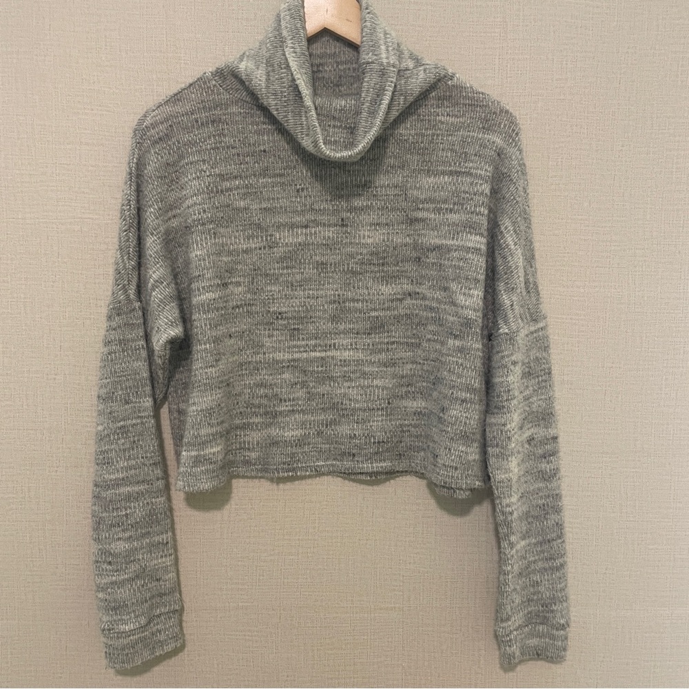 Lulus gray/heather turtleneck cropped oversized sweater. Size: medium